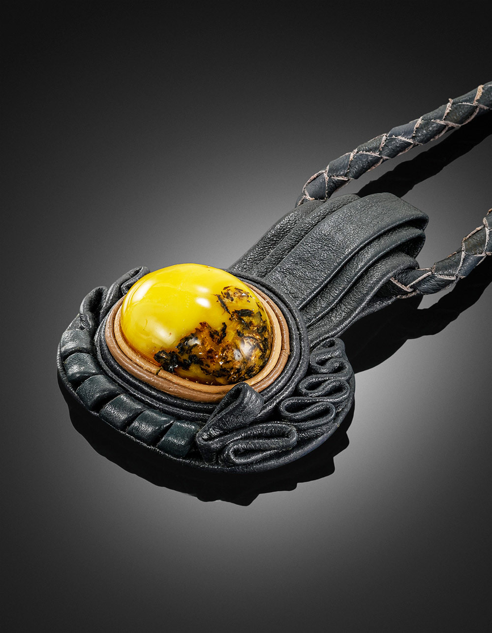 Колье из кожи «Амазонка» с медовым янтарём