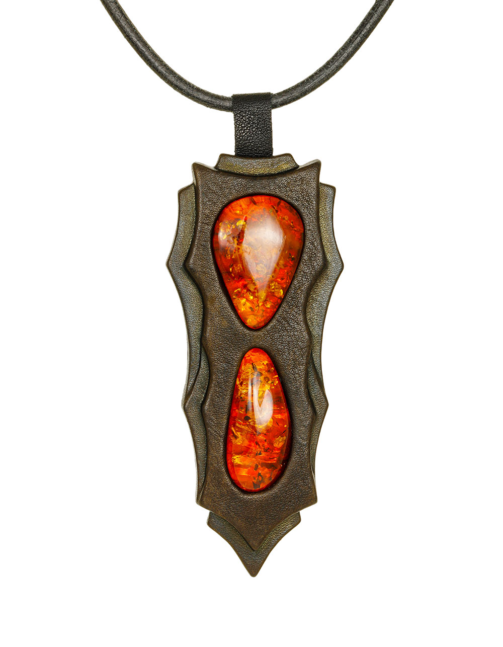 Острая подвеска из натурального янтаря на кожаном шнурке