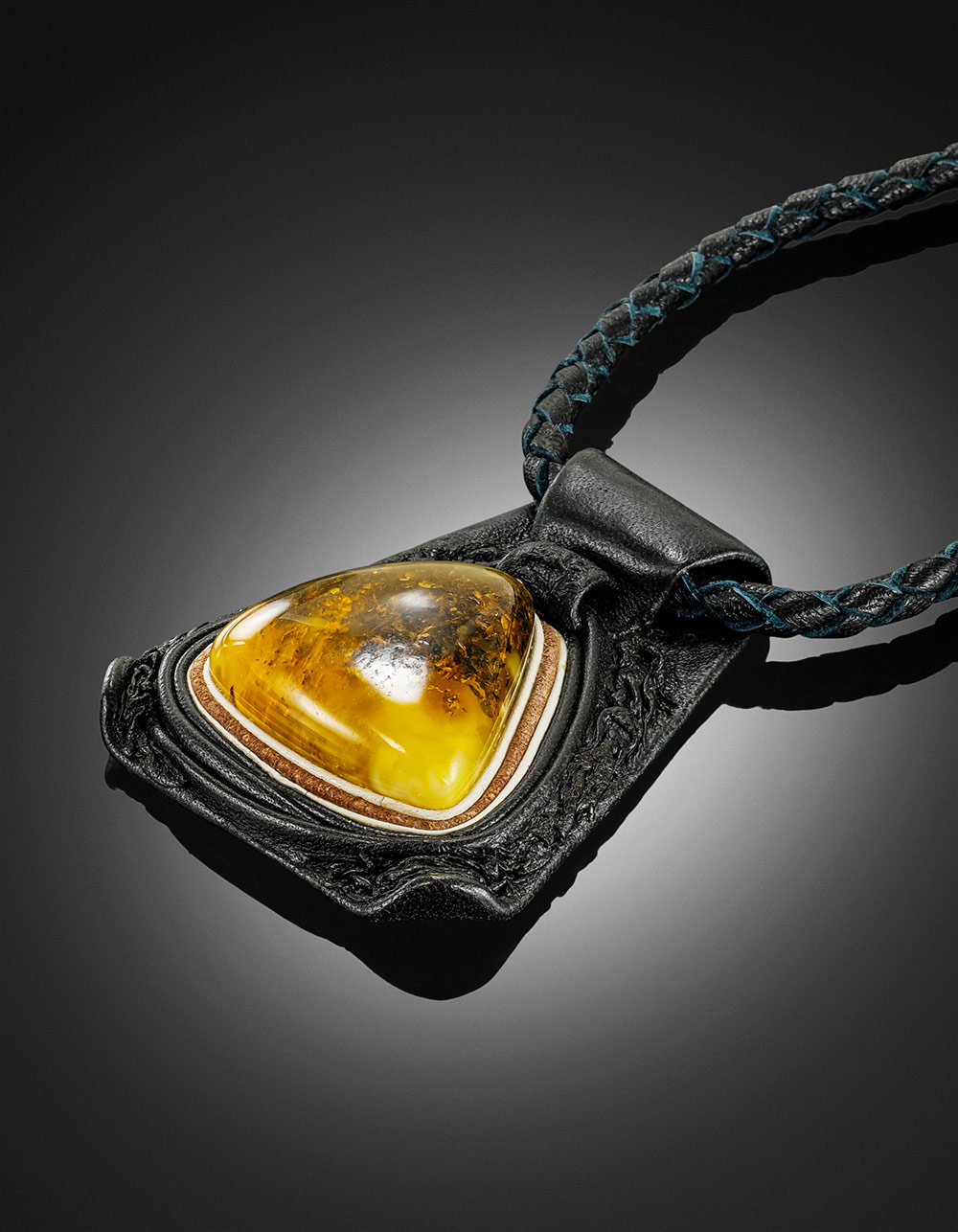 Колье из кожи «Амазонка» с медовым янтарём