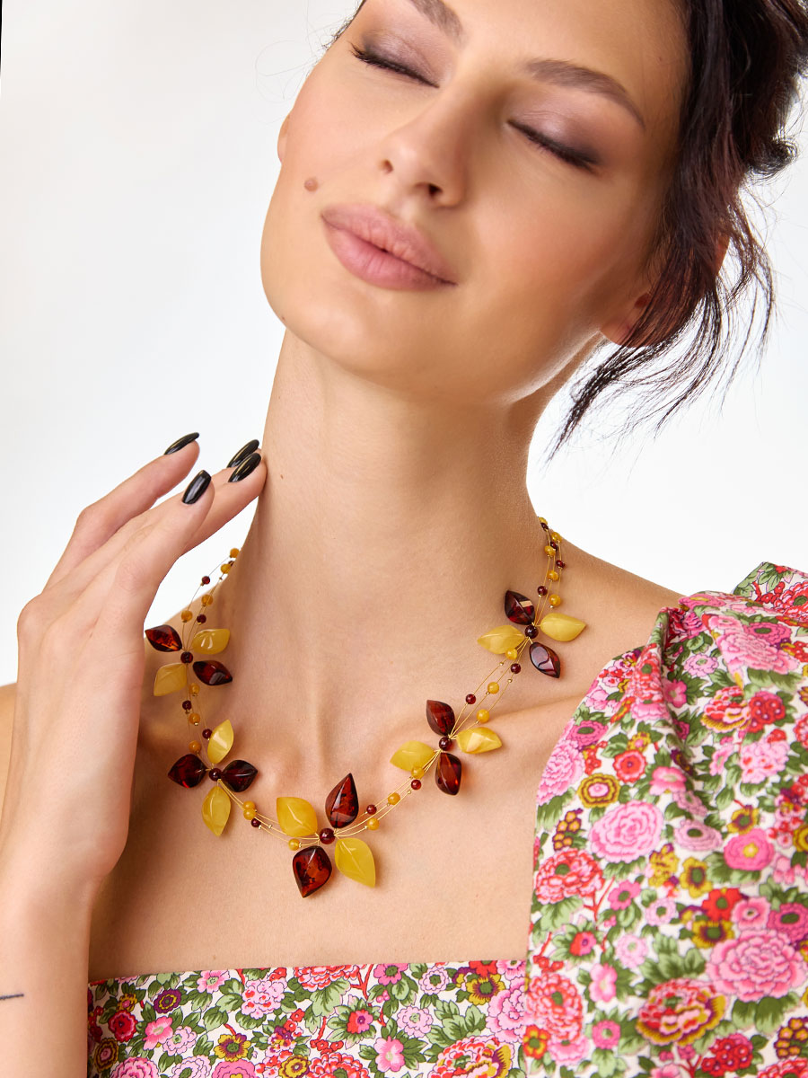 Красивое колье из натурального янтаря на струне «Первоцвет»