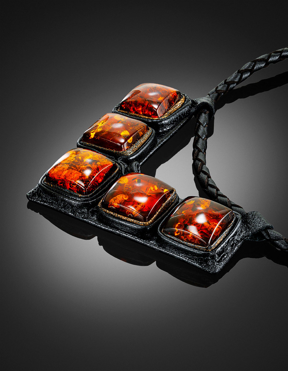 Эффектное колье с подвеской из кожи и натурального янтаря «Амазонка»