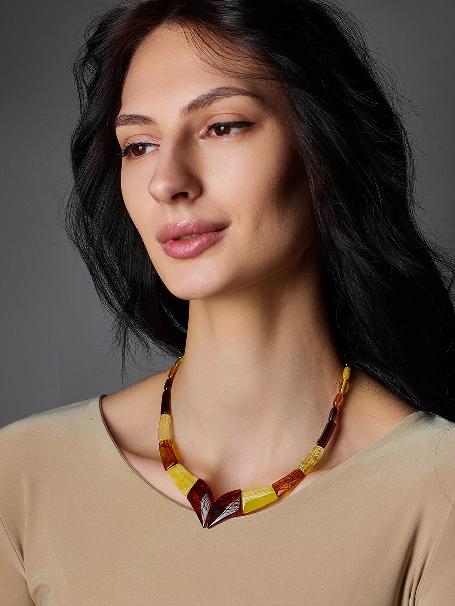 Колье из цельного натурального янтаря «Уголок»