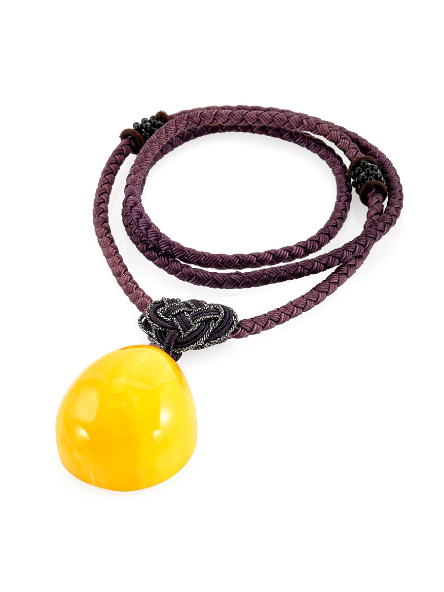 Колье на шнурке в азиатском стиле с кулоном из цельного янтаря «Пекин»