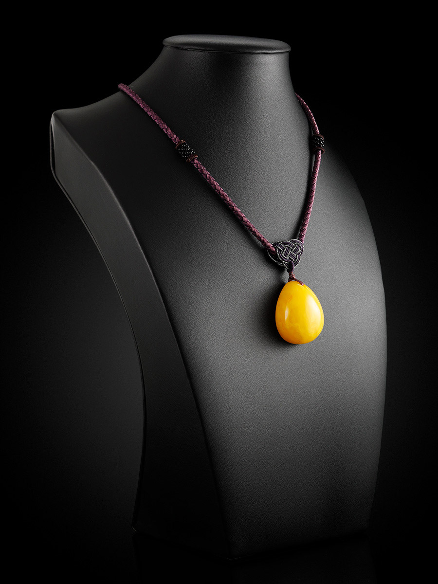 Колье на шнурке в азиатском стиле с кулоном из цельного янтаря «Пекин»