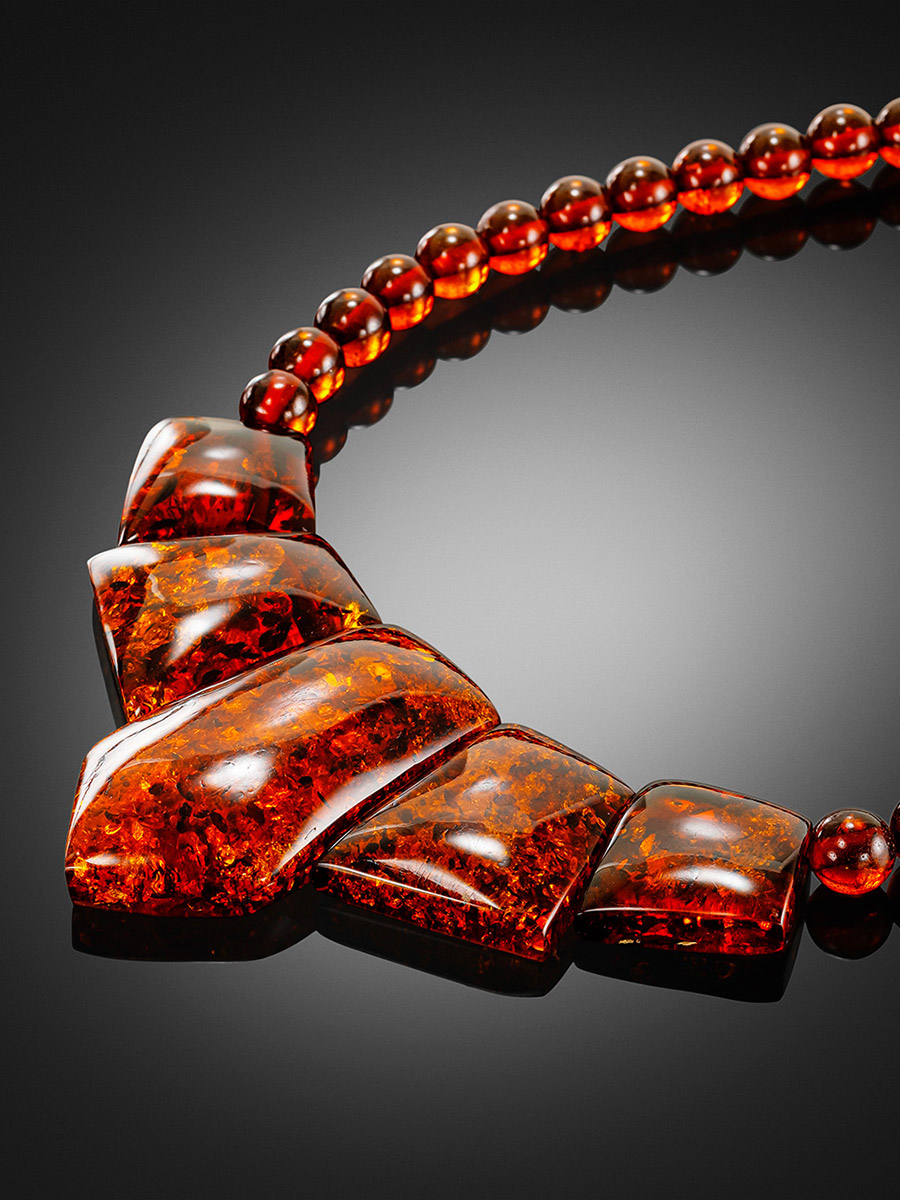 Красивое колье из натурального янтаря вишневого цвета «Уголок»