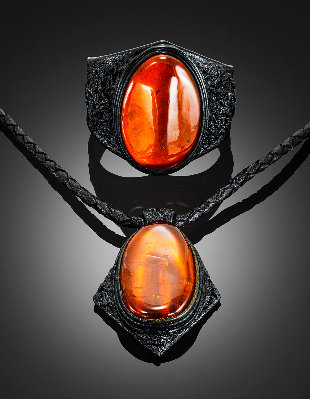 Стильное кожаное колье «Амазонка» с цельным коньячным янтарём