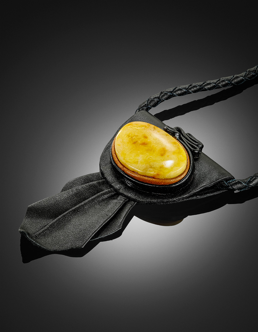 Колье из кожи «Амазонка» с медовым янтарём