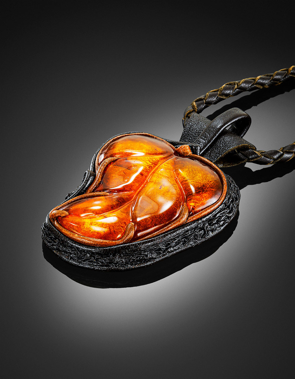 Необычное кожаное колье с резным коньячным янтарём «Амазонка»