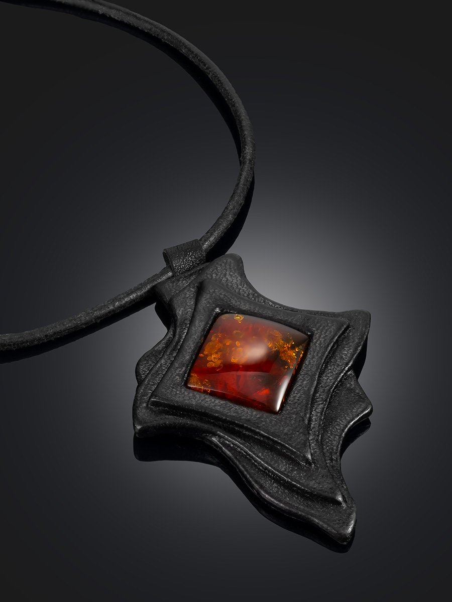 Колье из кожи «Амазонка» с коньячным янтарём
