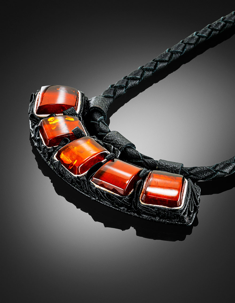 Кожаное колье с текстурнй подвеской, украшенной натуральным янтарём «Амазонка»
