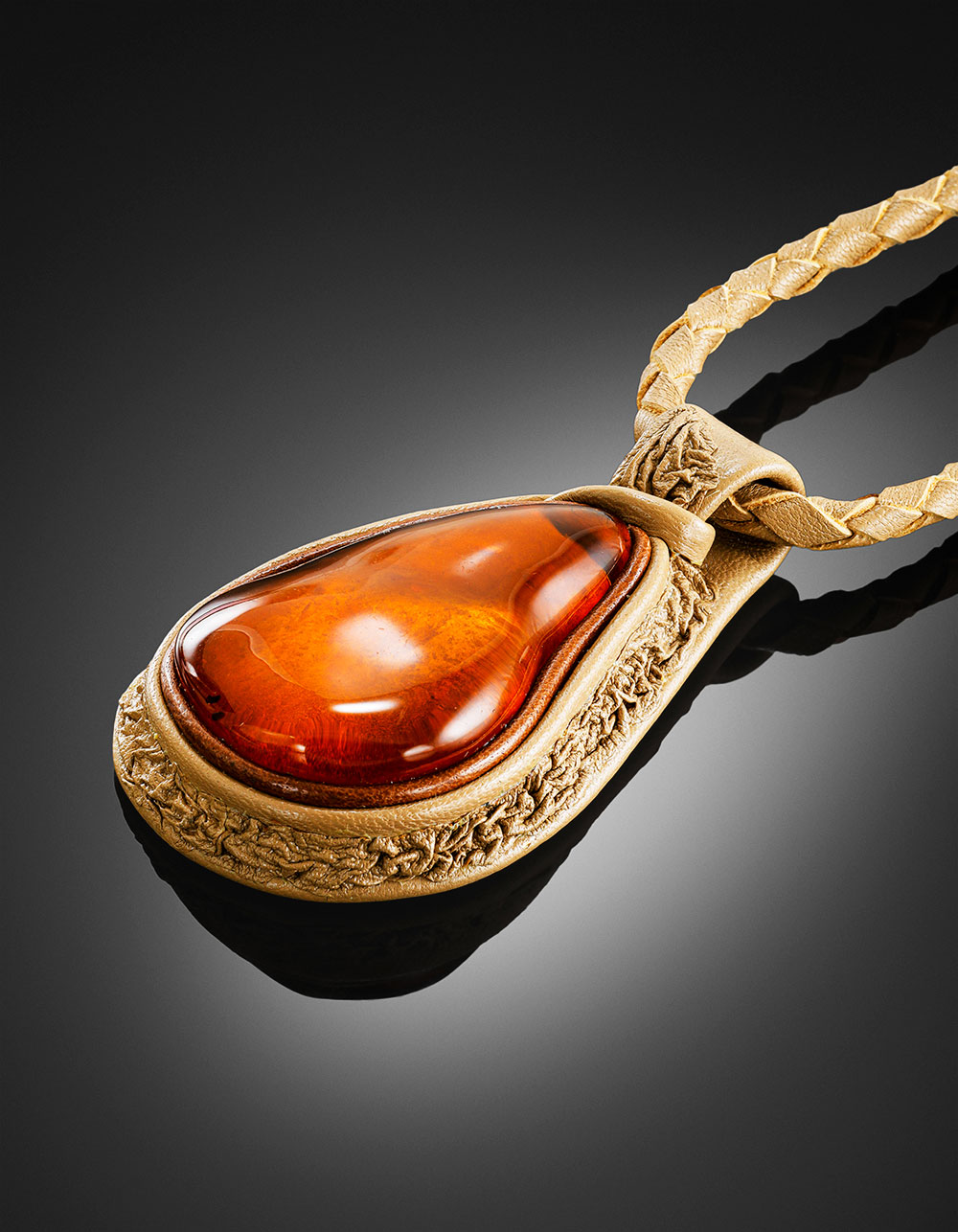 Необычное кожаное колье-подвеска со вставкой из янтаря «Амазонка»