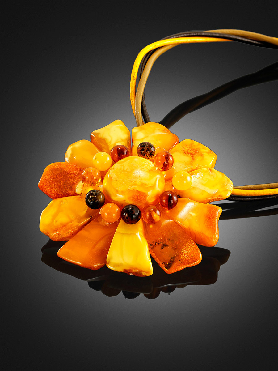 Замечательное колье «Шиповник» с натуральным балтийским янтарём