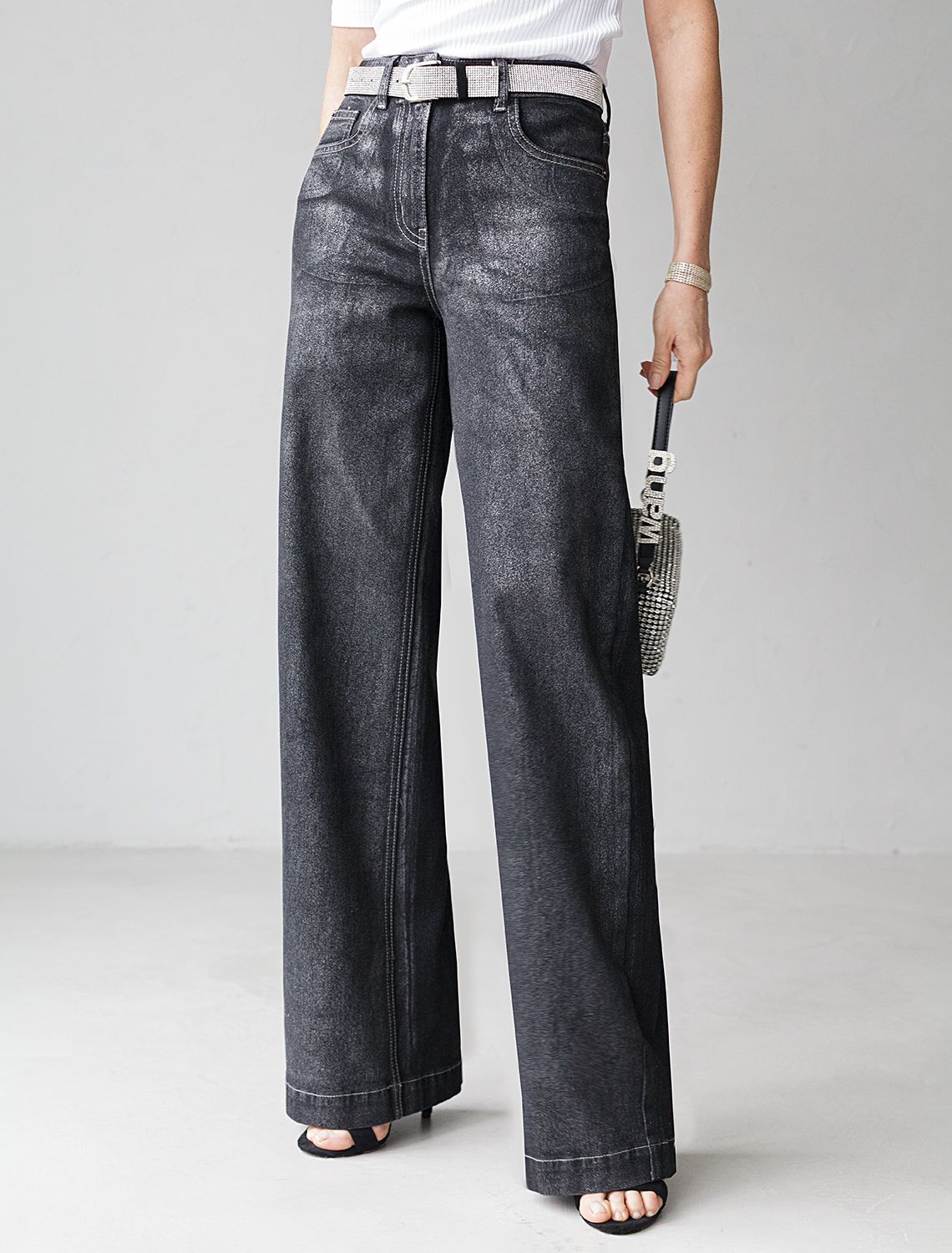 Джинсы трубы из эластичного денима с металлизированным покрытием