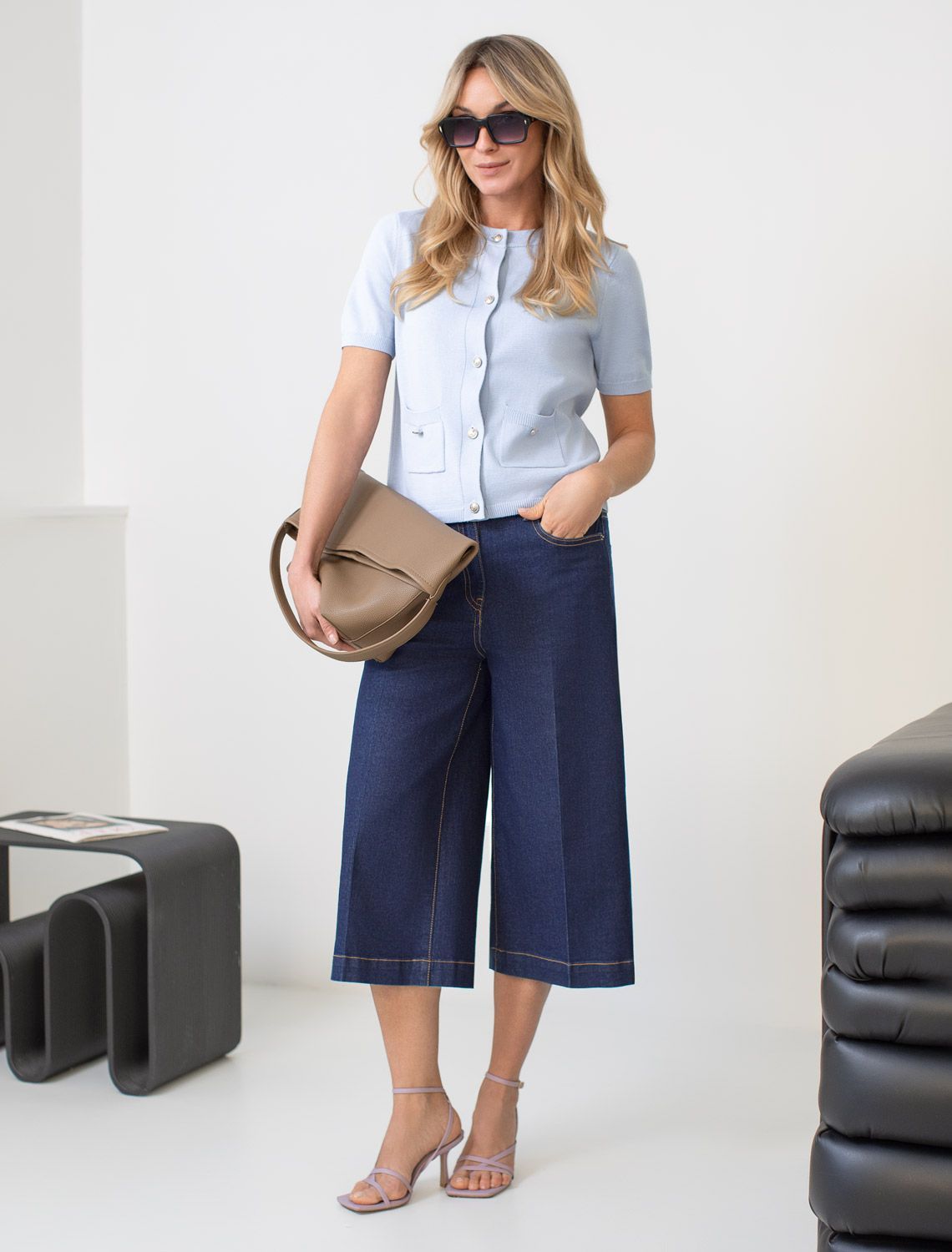 Джинсовые шорты бермуды со стрелками из эластичного денима