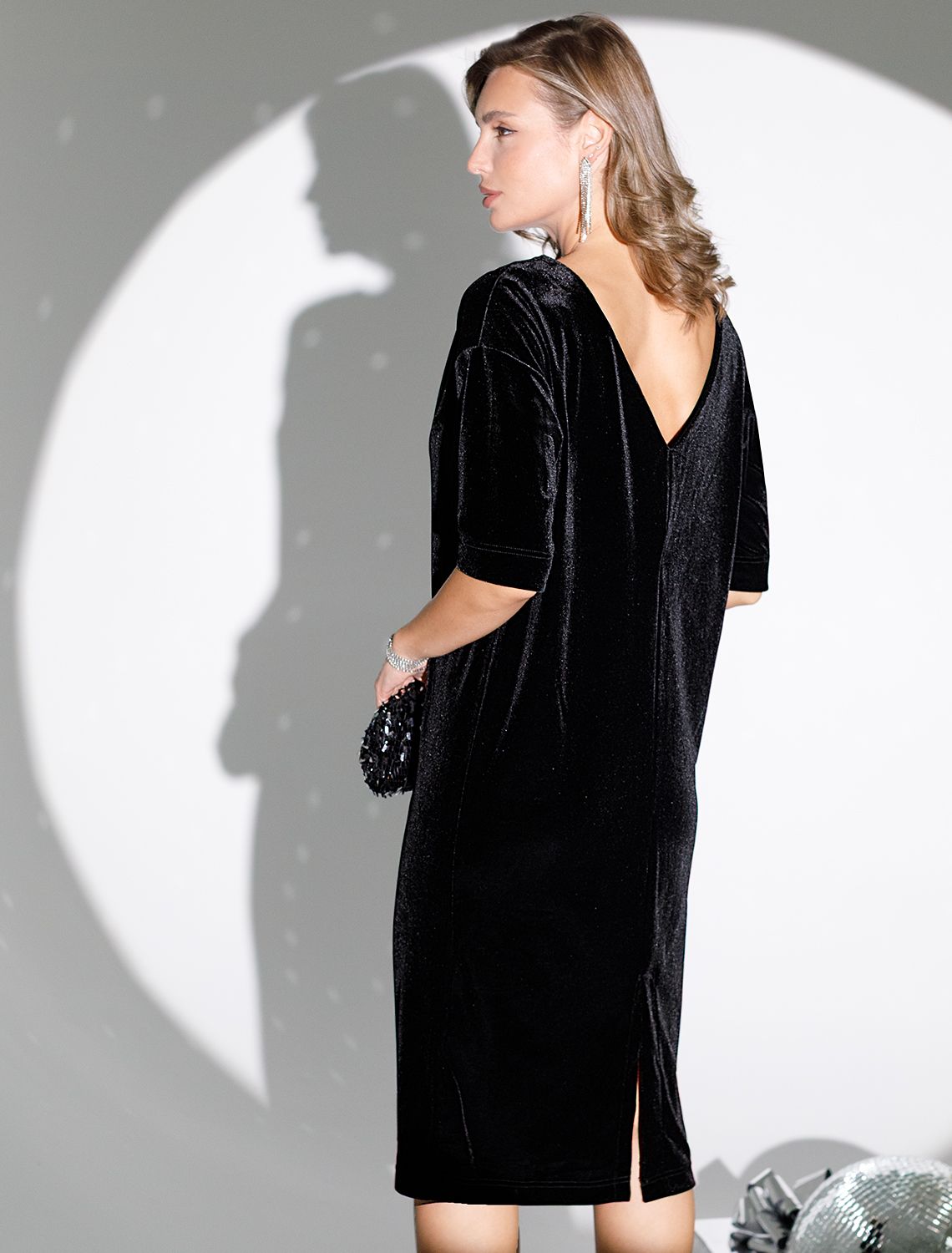 Платье прямое из мягкого бархата с V-образным вырезом на спине