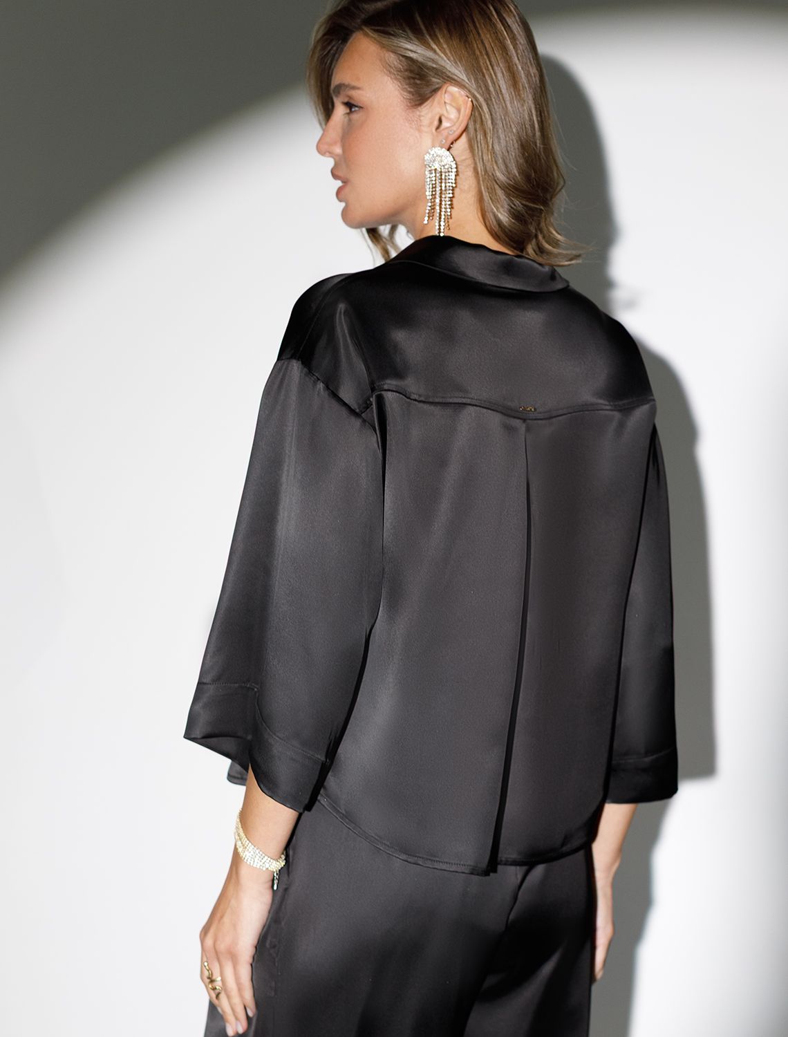 Блузка с короткими рукавами из плотного струящегося сатина