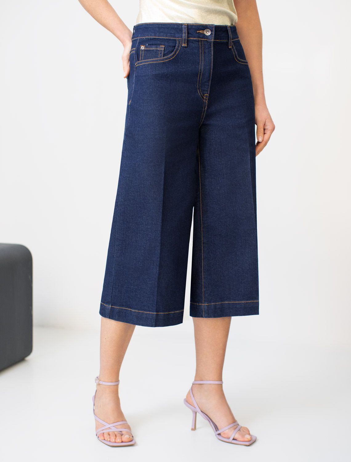 Джинсовые шорты бермуды со стрелками из эластичного денима