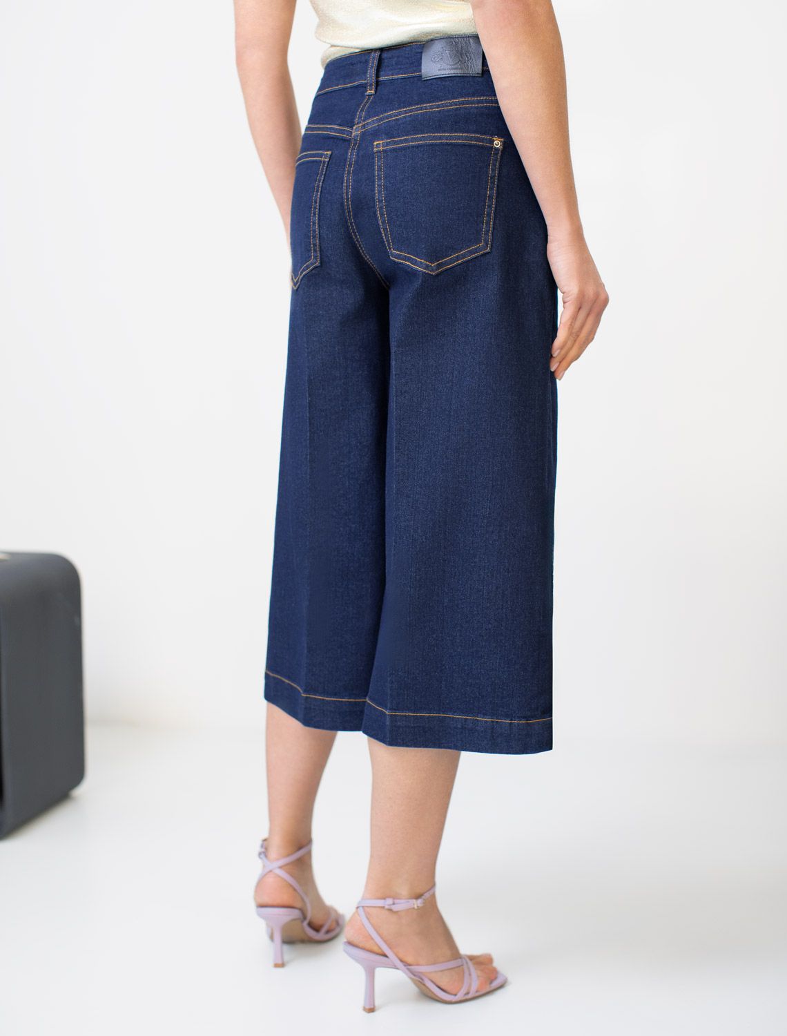 Джинсовые шорты бермуды со стрелками из эластичного денима