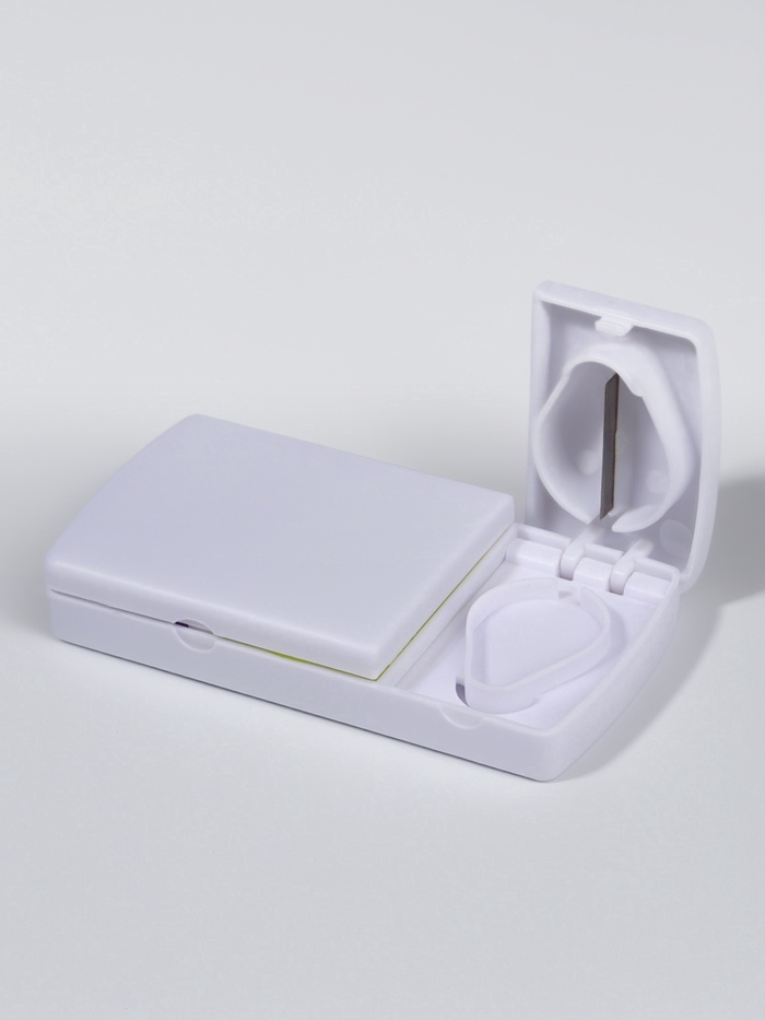 Таблетница с делителем, 2 секции, 9.5×5×1.5 см, белая, жёлтая, фиолетовая