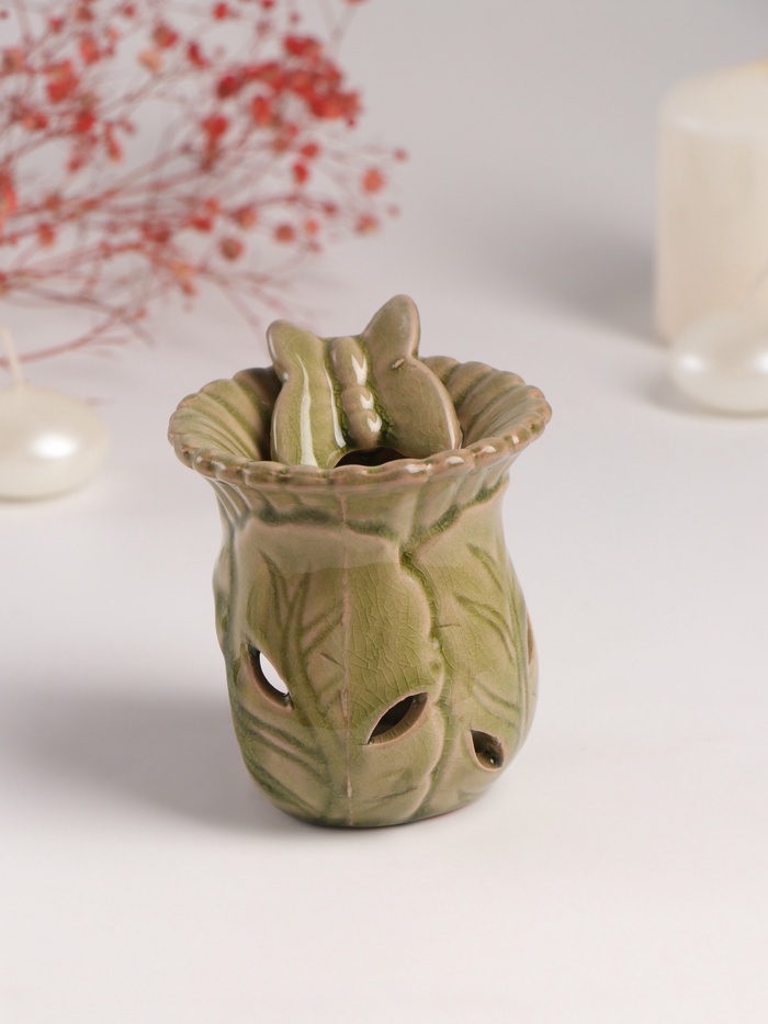 Аромалампа для эфирных масел «Бабочка на цветке», керамика, т. беж, 7.5×8.5×9.8 см