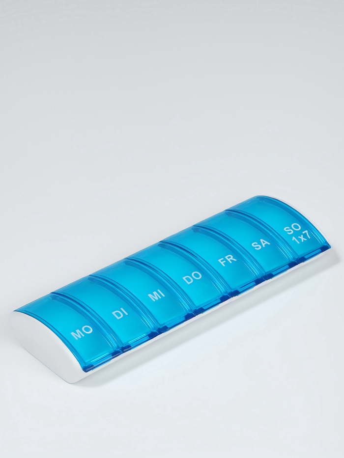 Таблетница «Неделька», немецкие буквы, 7 секций, 13.5×5×1.8 см, синяя, белая