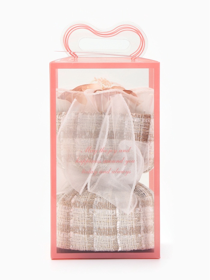 Подарочный букет из трех бежевых мыльных роз, в твидовой упаковке