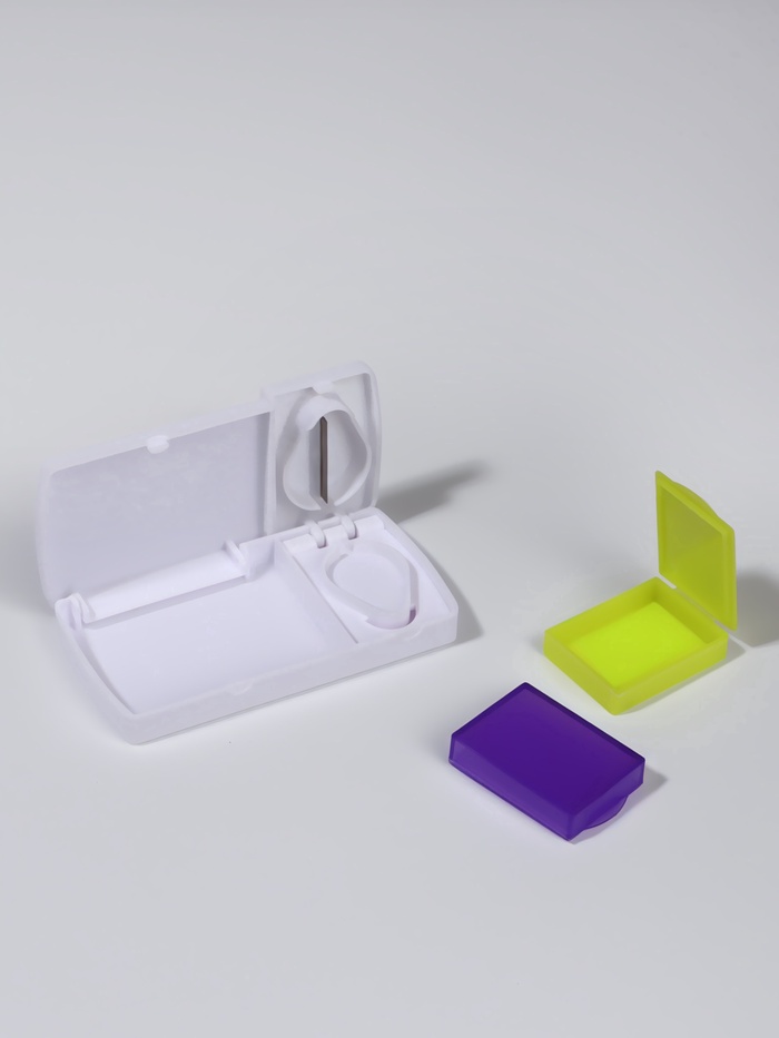 Таблетница с делителем, 2 секции, 9.5×5×1.5 см, белая, жёлтая, фиолетовая