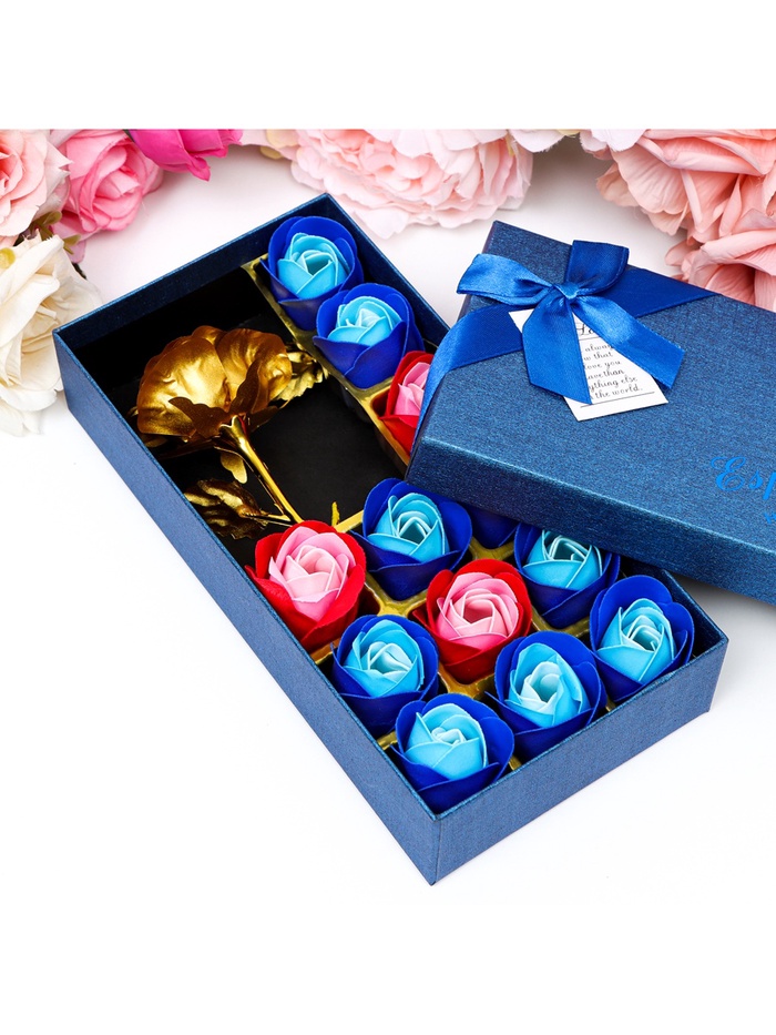 Подарочный набор из 12 красно-синих мыльных роз с металлической розой