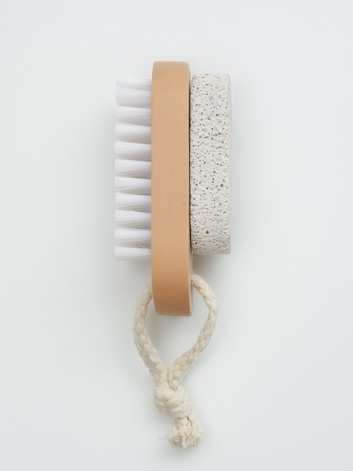 Пемза для педикюра с щёткой, с подвесом, искусственная щетина, 9.5×4 см