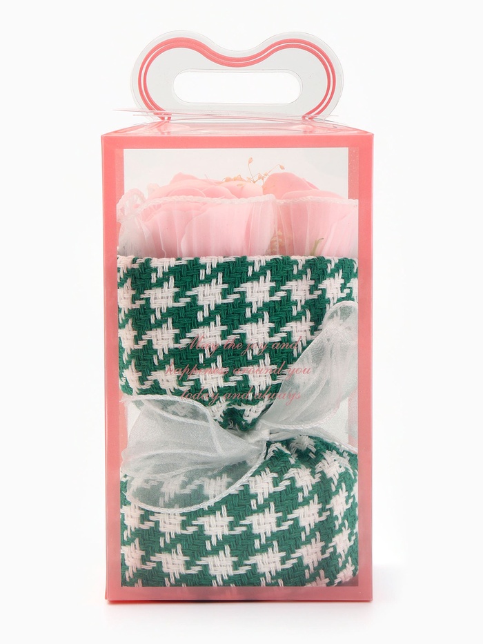 Подарочный букет из трех розовых мыльных роз, в твидовой упаковке