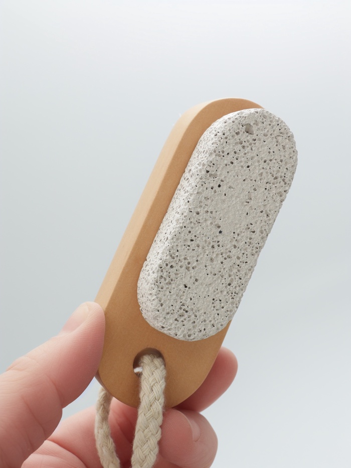 Пемза для педикюра с щёткой, с подвесом, искусственная щетина, 9.5×4 см