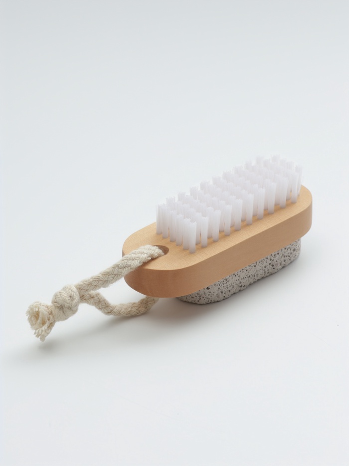 Пемза для педикюра с щёткой, с подвесом, искусственная щетина, 9.5×4 см