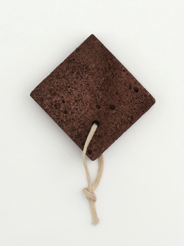 Натуральная пемза для педикюра, с подвесом, 8×8 см, в коробке, коричневая