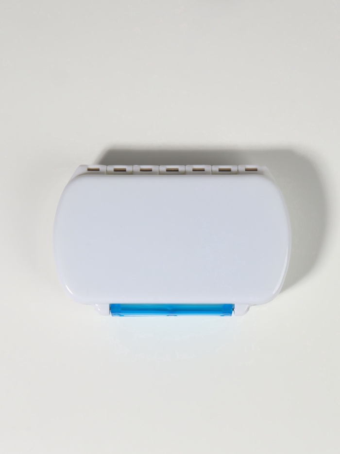 Таблетница, 12×7.5×2.8 см, 6 секций, белая, голубая