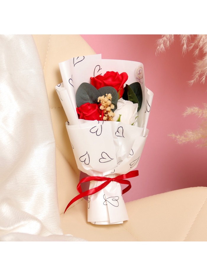 Премиальный букет из красно-белых мыльных роз, 3 шт.
