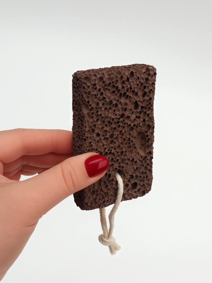 Натуральная пемза для педикюра, с подвесом, 10×6 см, в коробке, коричневая