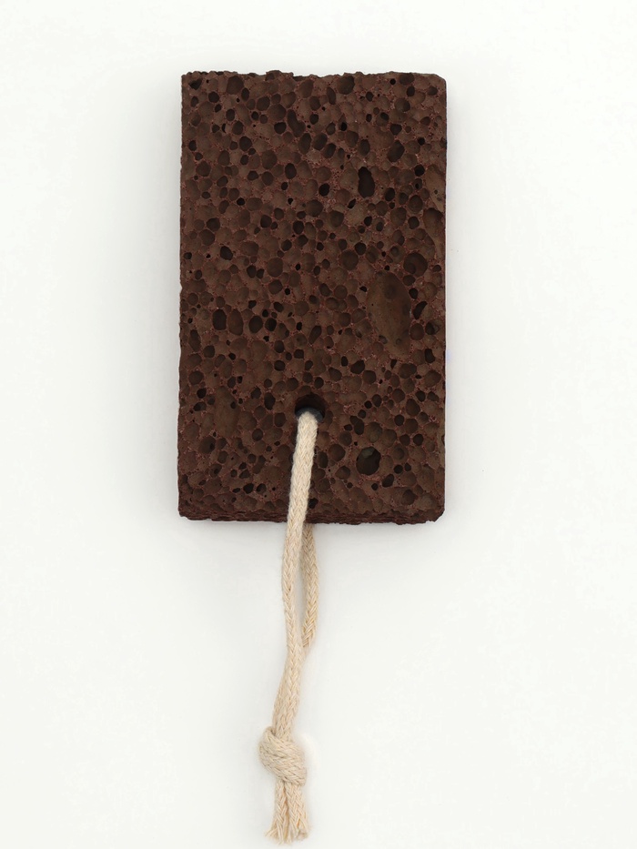 Натуральная пемза для педикюра, с подвесом, 10×6 см, в коробке, коричневая