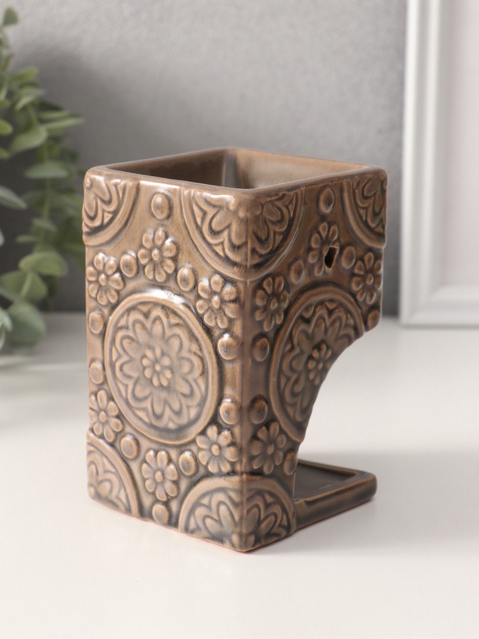 Аромалампа для эфирных масел «Цветочные узоры», керамика, т. бежевая, 7.7×7.7×12 см