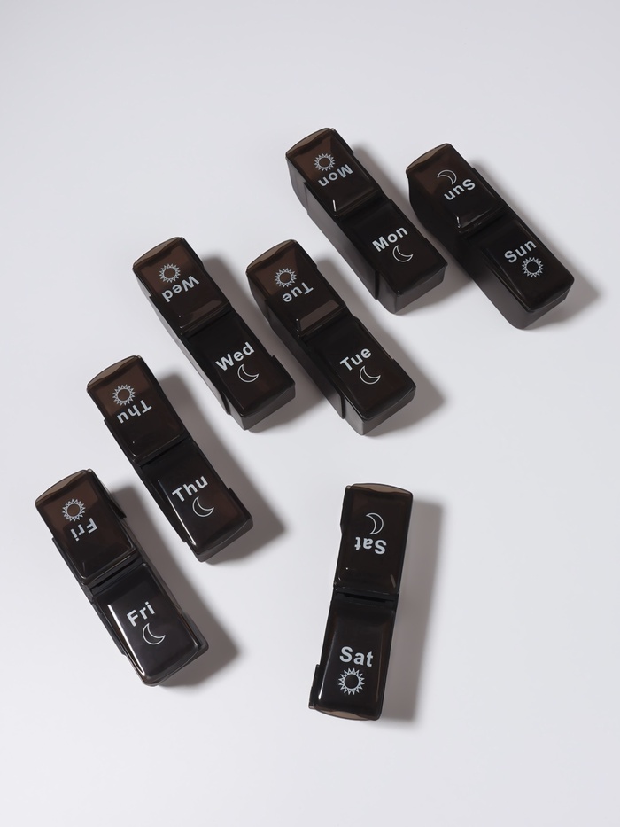 Таблетница - органайзер «Неделька», со съёмными ячейками, английские буквы, утро/вечер, 7 контейнеров по 2 ячейки, чёрная