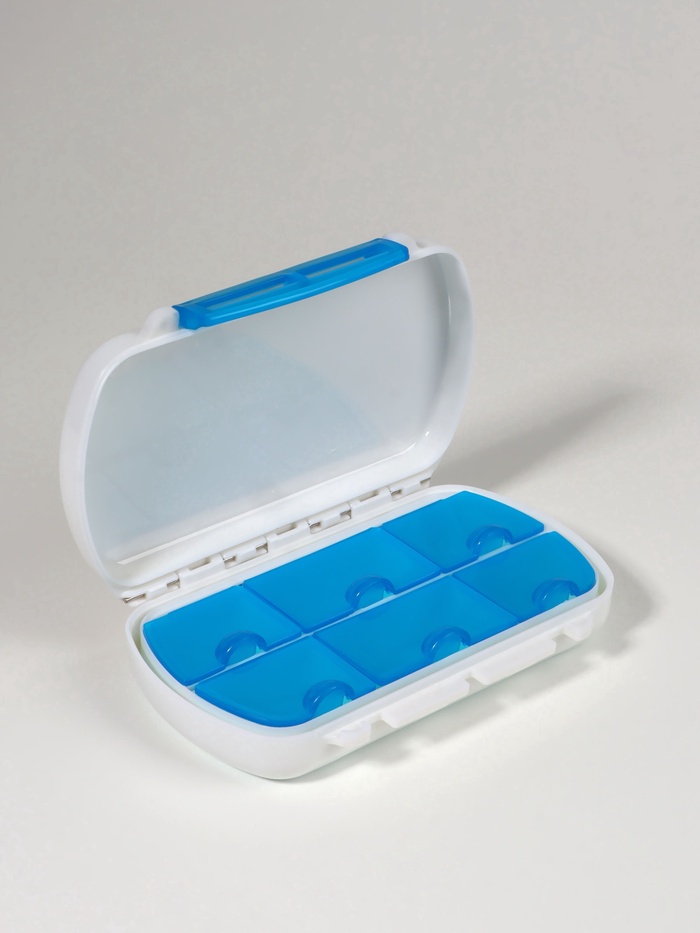 Таблетница, 12×7.5×2.8 см, 6 секций, белая, голубая