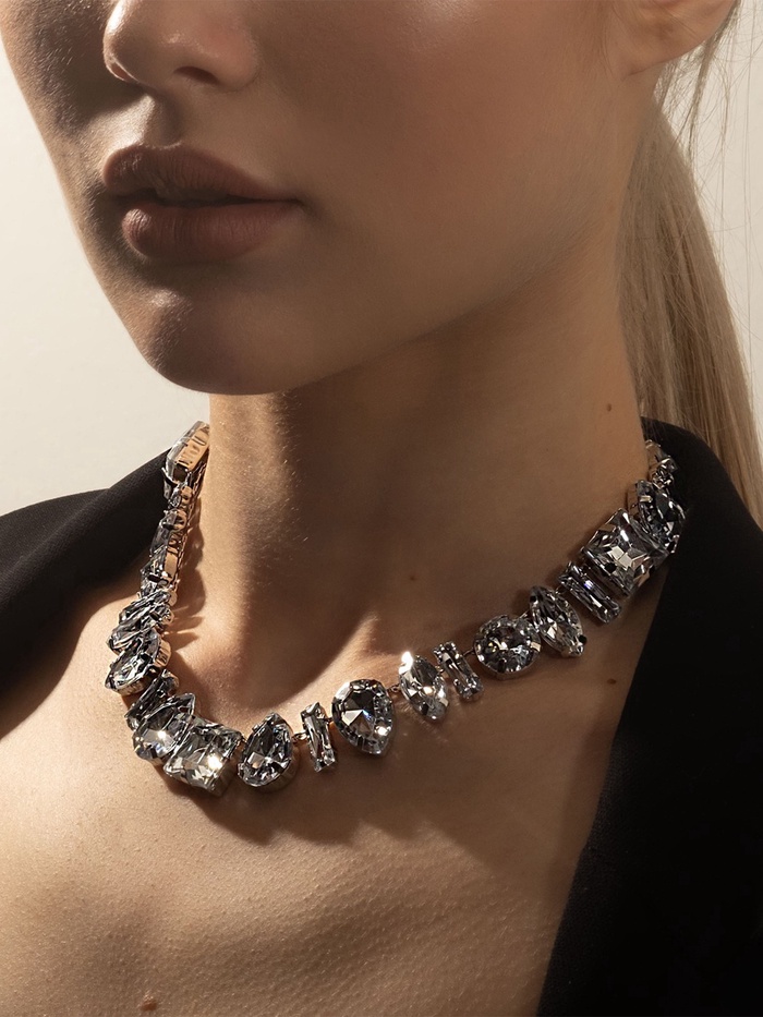 Колье «Драгоценность» геометрия, белое в серебре, 32 см