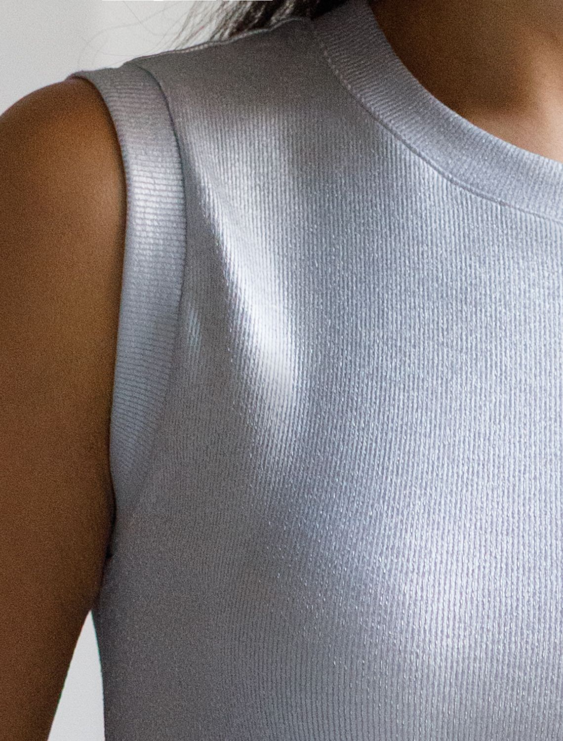 Топ с закрытым декольте из хлопка с эластаном в рубчик с матовым покрытием металлик