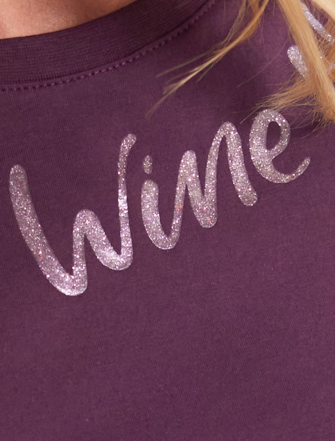 Нарядная футболка с блестящим принтом