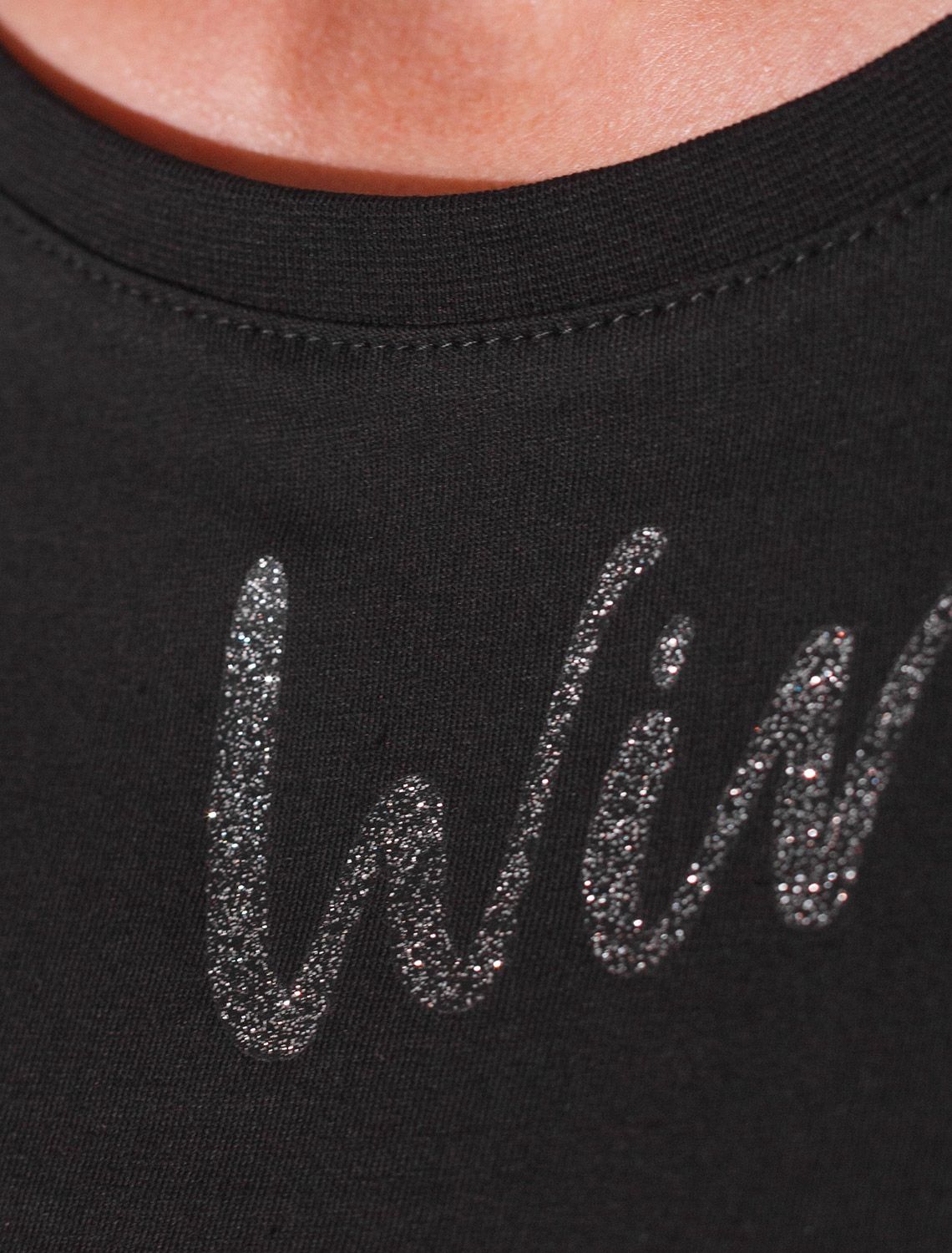 Нарядная футболка с блестящим принтом