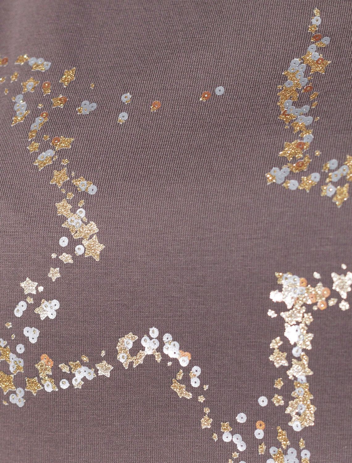 Нарядная футболка с блестящим принтом