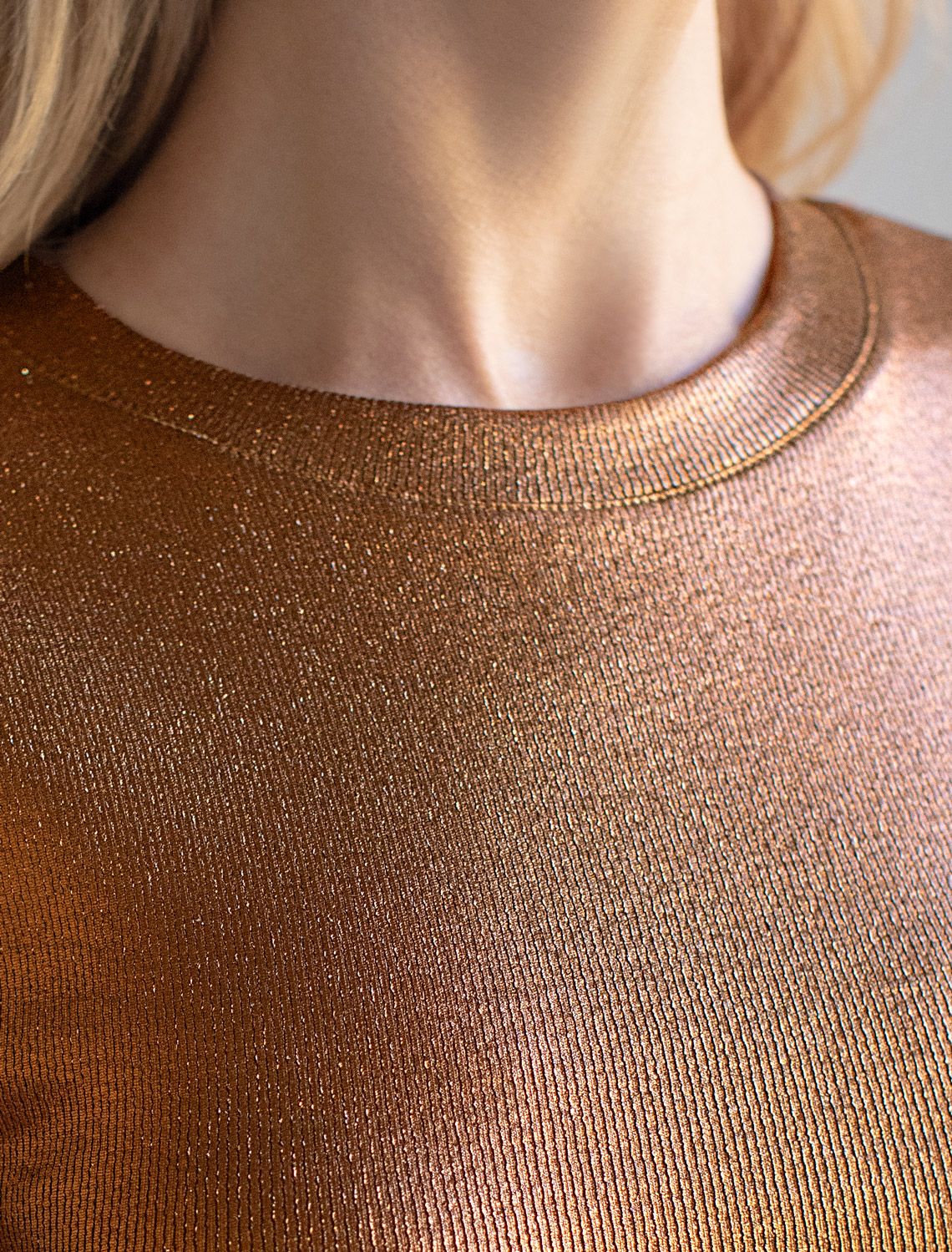 Топ с закрытым декольте из хлопка с эластаном в рубчик с матовым покрытием металлик