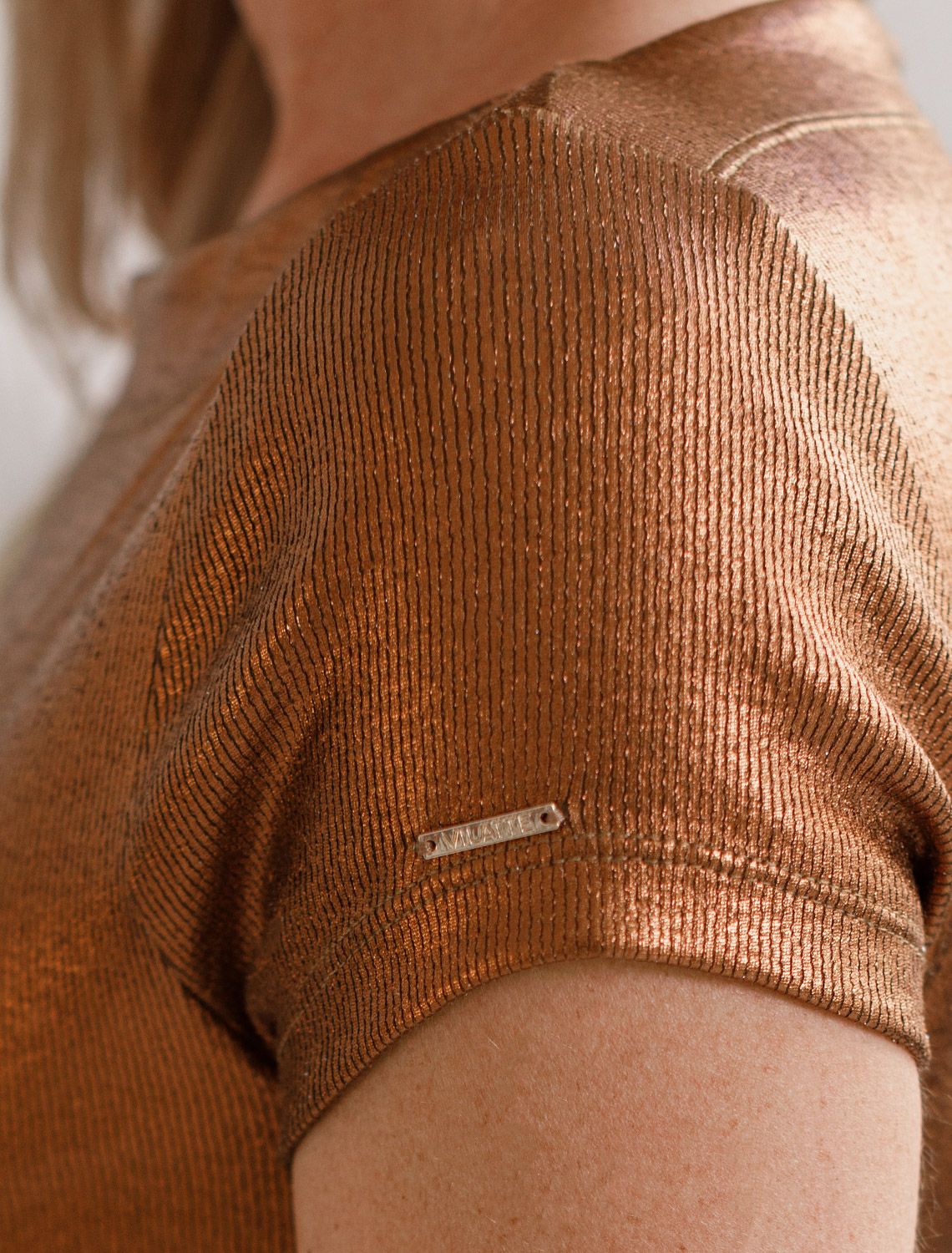 Футболка облегающая из хлопка в рубчик с вырезом лодочка с матовым покрытием металлик