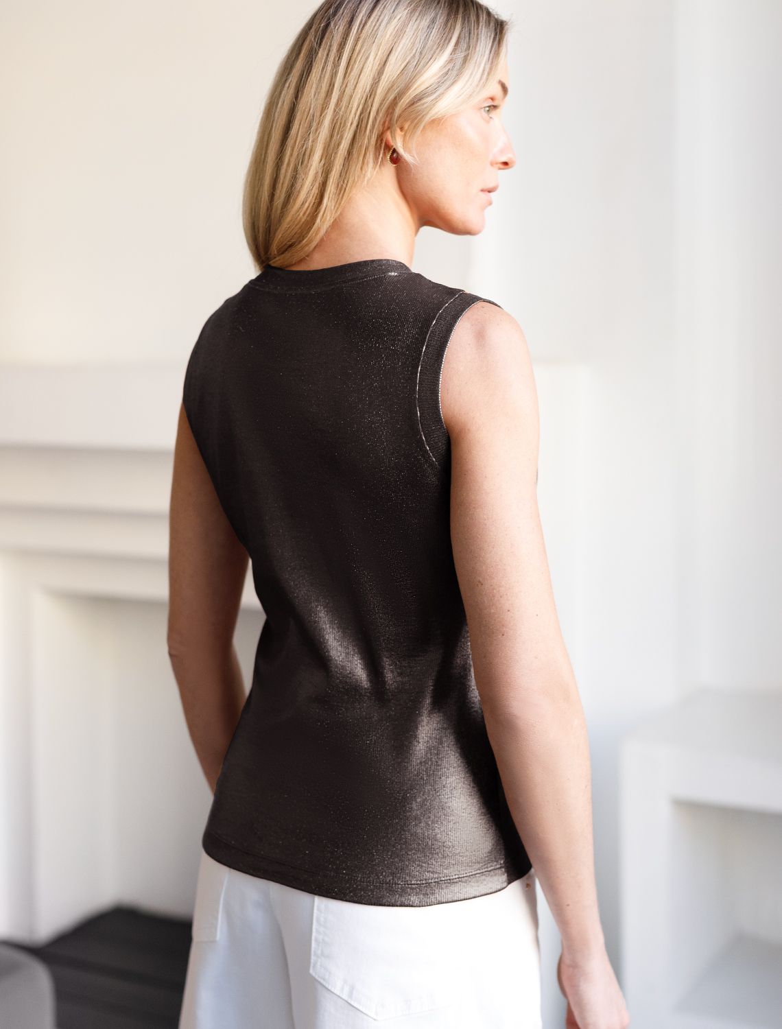 Топ с закрытым декольте из хлопка с эластаном в рубчик с матовым покрытием металлик