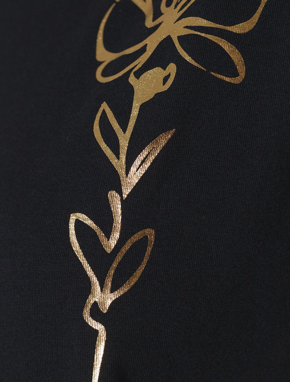 Нарядная футболка с блестящим принтом