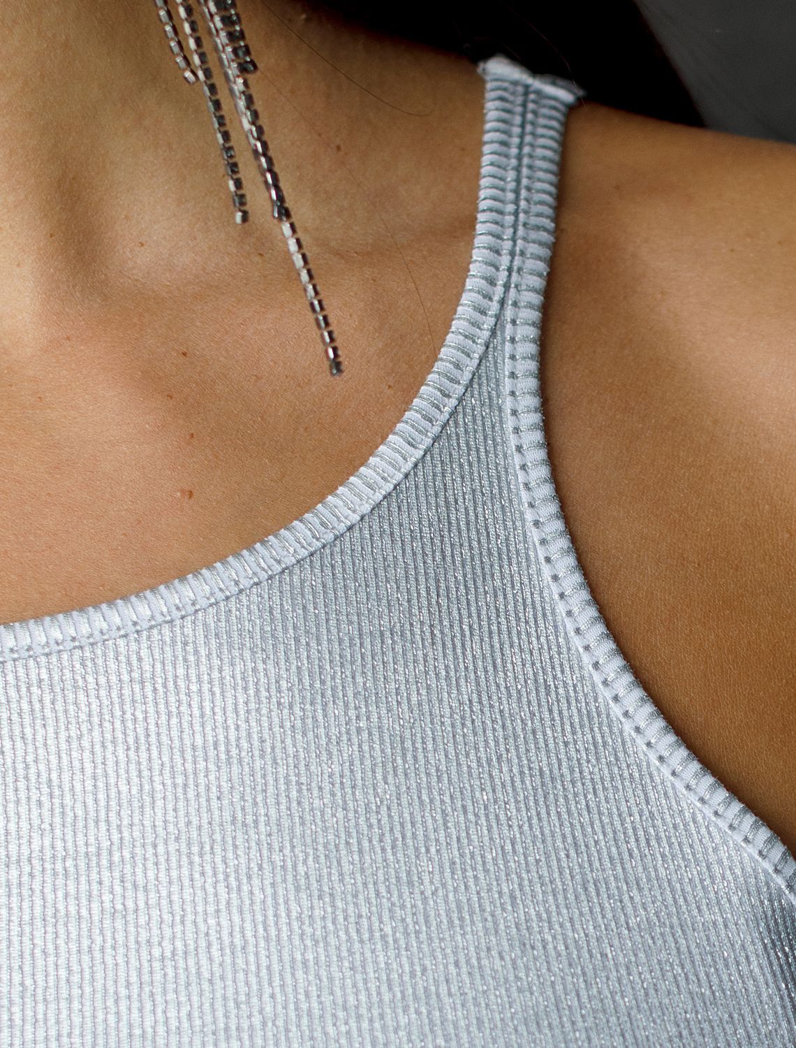 Топ с закрытым декольте из хлопка с эластаном в рубчик с матовым покрытием металлик